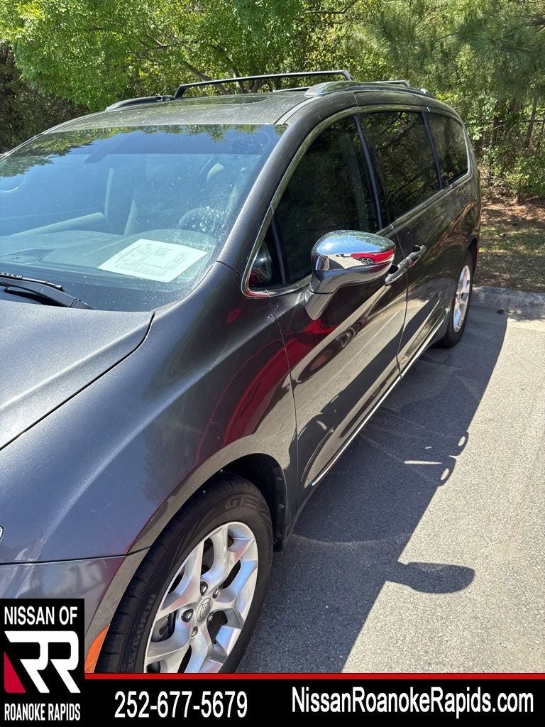 2020 Chrysler Pacifica Limited's photo