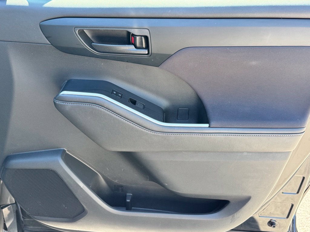 2020 Toyota Highlander LE