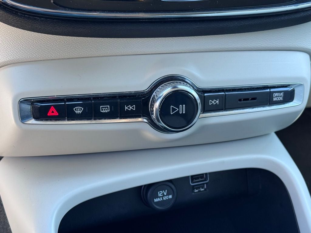 2021 Volvo XC40 Momentum